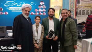 تقدیر از امیر رستمی مدیر مسئول پایگاه خبری رخداد پرس توسط حجت‌الاسلام عبدالرضا رستگار مسئول دفتر نمایندگی ولی‌فقیه در سپاه امام رضا (ع)