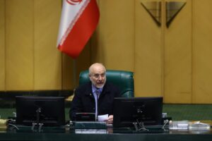 افزایش ۲۰ درصدی حقوق کارمندان در لایحه بودجه باید اصلاح شود