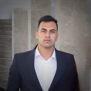 گفتگو با بنیامین محمدی اشستانی رتبه ۱ آزمون قضاوت ۱۴۰۴ و رتبه ۴۷ کانون وکلا