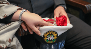 مزایا و چالش های ازدواج با یک فرد نظامی