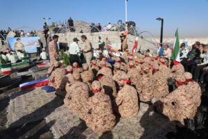 غبارروبی مزار هشت شهید گمنام جبل‌النور توسط سربازان قرارگاه ثامن‌الائمه